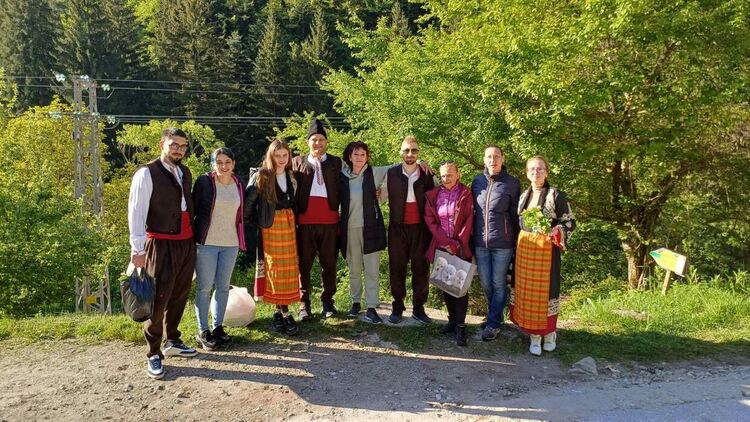 Вкусни козунаци раздадоха от МГЕРБ в Смолян 