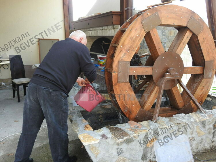 Уникална инсталация върти чевермета за Гергьовден в Източните Родопи,задвижва се от вода като къраджейка