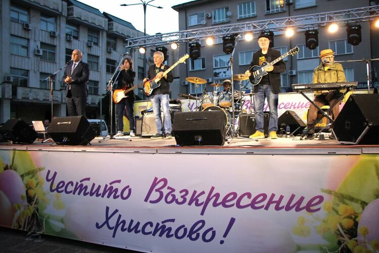 Кметът Ерол Мюмюн подари грандиозен концерт на кърджалийци за Великден
