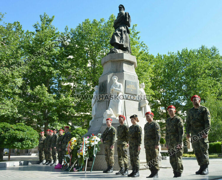 С тържествен Гергьовденски ритуал на пл.“Свобода“ Хасково отбеляза Деня на храбростта и празник на Българската армия