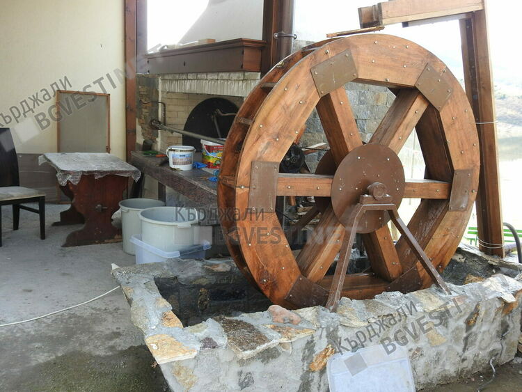 Уникална инсталация върти чевермета за Гергьовден в Източните Родопи,задвижва се от вода като къраджейка