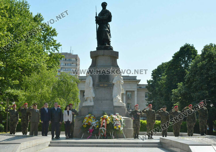 С тържествен Гергьовденски ритуал на пл.“Свобода“ Хасково отбеляза Деня на храбростта и празник на Българската армия