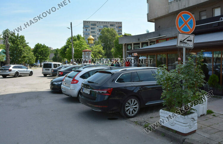 Автоинструктор: Неправомерно ме глобиха за паркиране пред аптека в Хасково