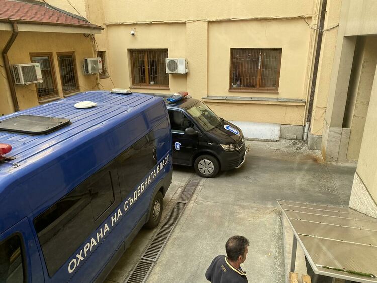 Задържаха на „Капитан Андреево“ българка, издирвана от немските власти за отвличане на децата си