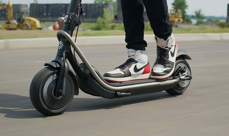 10-годишен с електрическа тротинетка отне предимство на автомобил и пострада