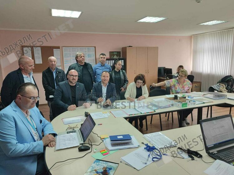 Коалицията ПП-ДБ в Кърджали регистрира листата си за парламентарния вот,водач е Радослав Милев