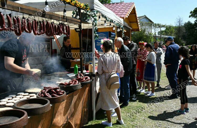 Конкурс, концерти и занаятчии на Националния събор „Китна Тракия“ в Хасково