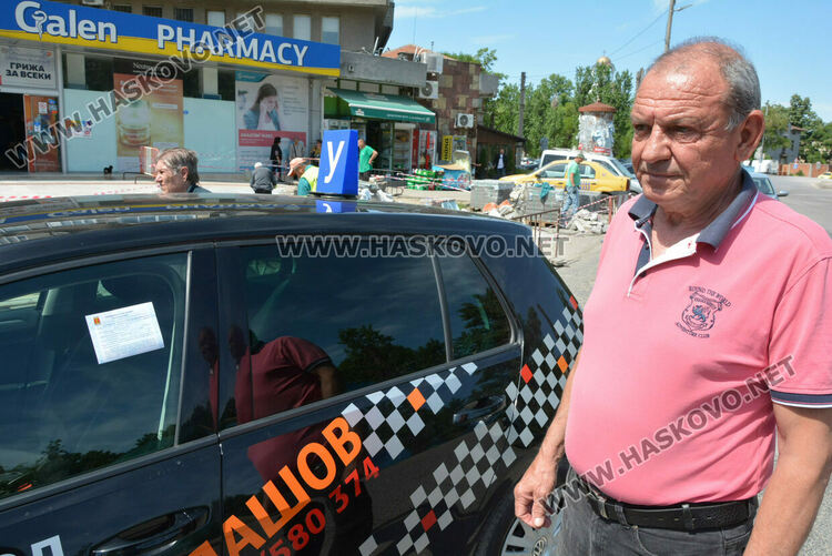 Валентин Пашов до лекия си автомобил "Фолксваген"