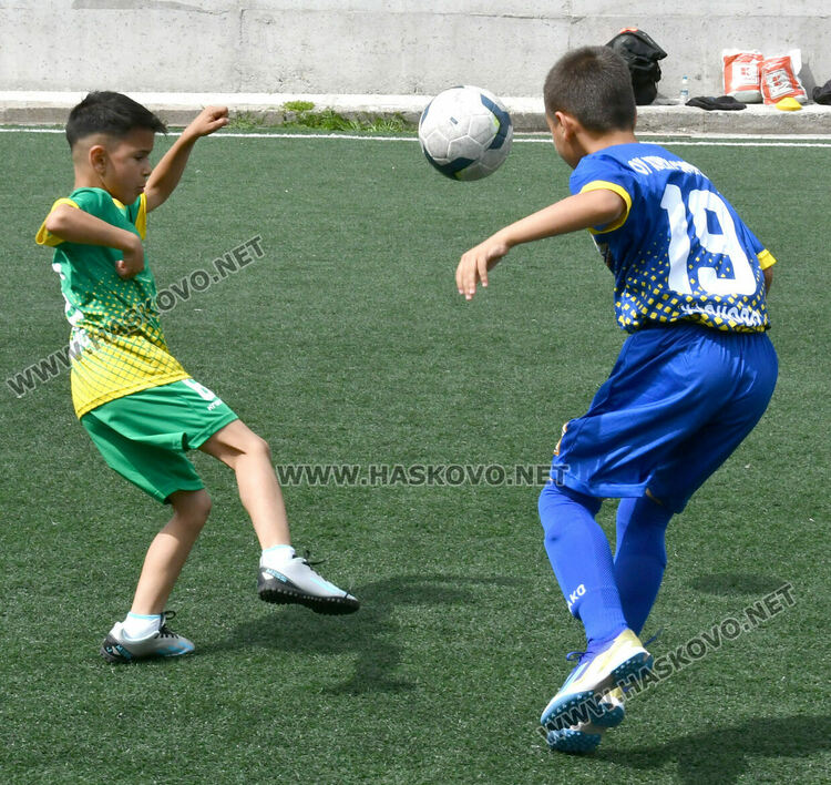 Деца от три училища се включиха във футболен турнир в Хасково