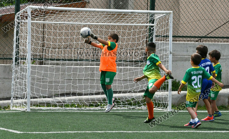 Деца от три училища се включиха във футболен турнир в Хасково
