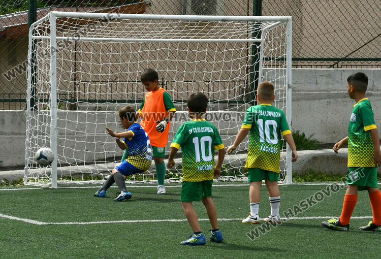 Деца от три училища се включиха във футболен турнир в Хасково