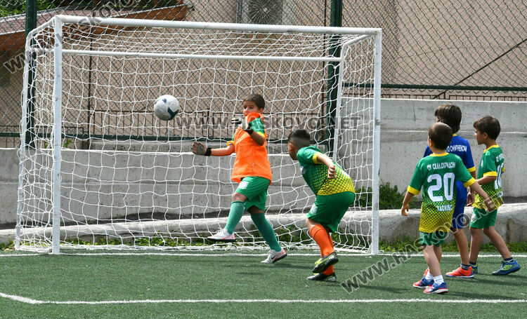 Деца от три училища се включиха във футболен турнир в Хасково