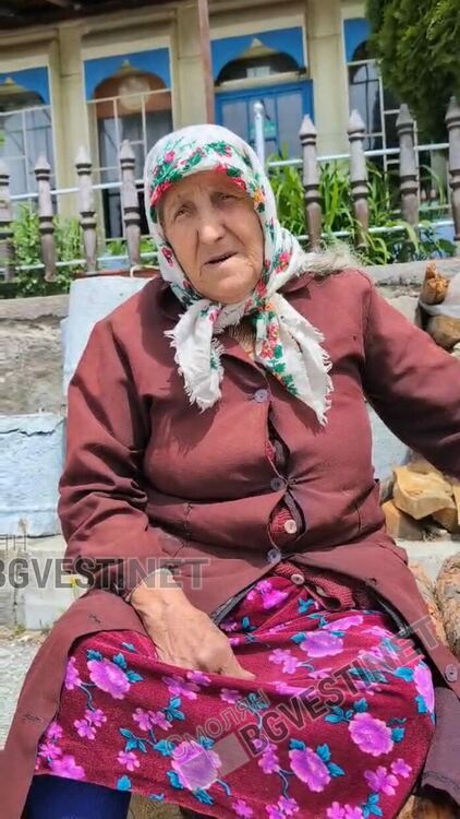  В Любча напрежението ескалира! Жена е с разбита глава, спират с телата си багерите дошли да съборят къщата на 80-годишната баба Айше