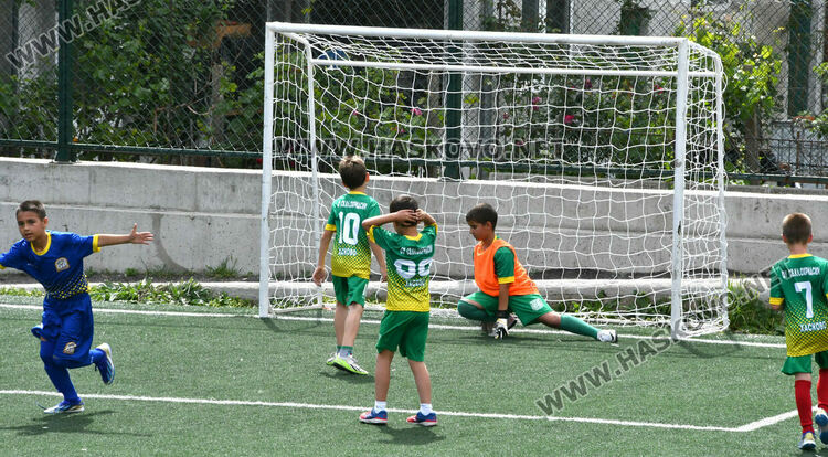 Деца от три училища се включиха във футболен турнир в Хасково
