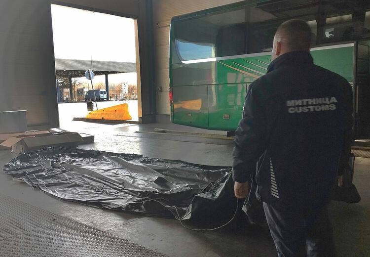 Задържаха контрабандни надуваеми лодки в автобус, бус и кола