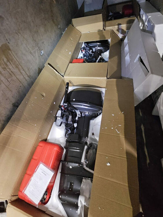 Задържаха контрабандни надуваеми лодки в автобус, бус и кола