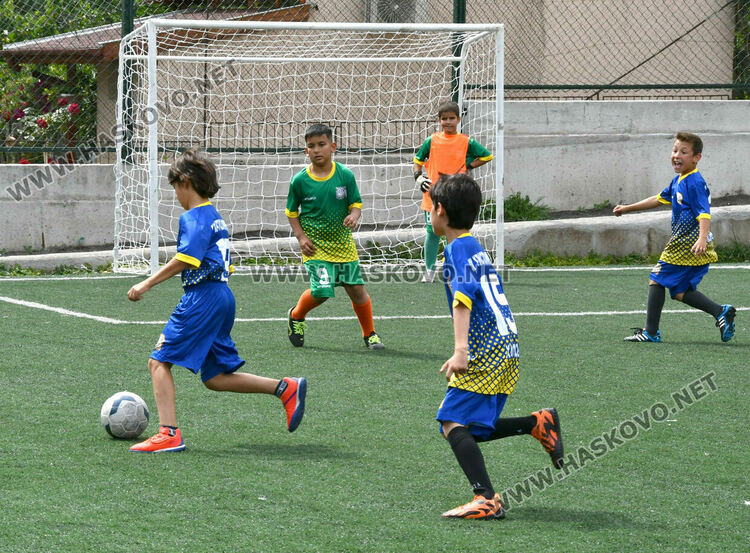 Деца от три училища се включиха във футболен турнир в Хасково