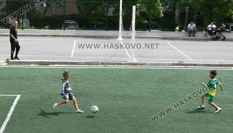 Деца от три училища се включиха във футболен турнир в Хасково