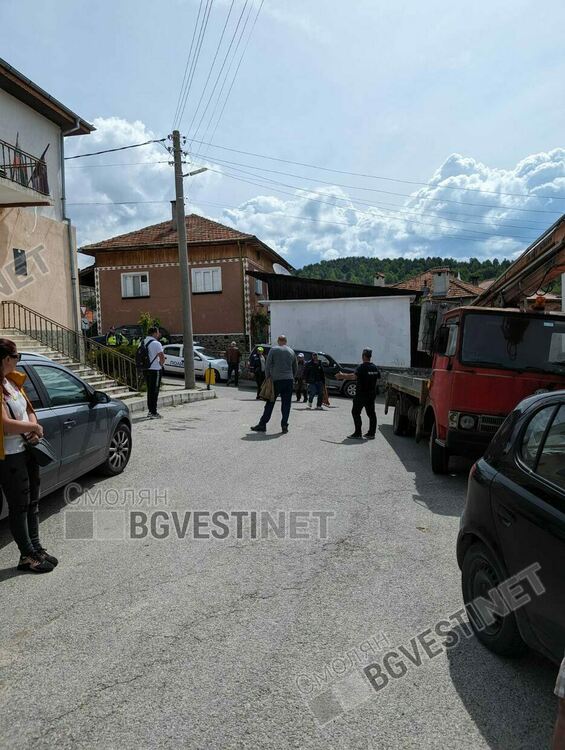  В Любча напрежението ескалира! Жена е с разбита глава, спират с телата си багерите дошли да съборят къщата на 80-годишната баба Айше