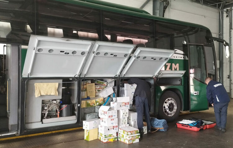 Задържаха контрабандни надуваеми лодки в автобус, бус и кола