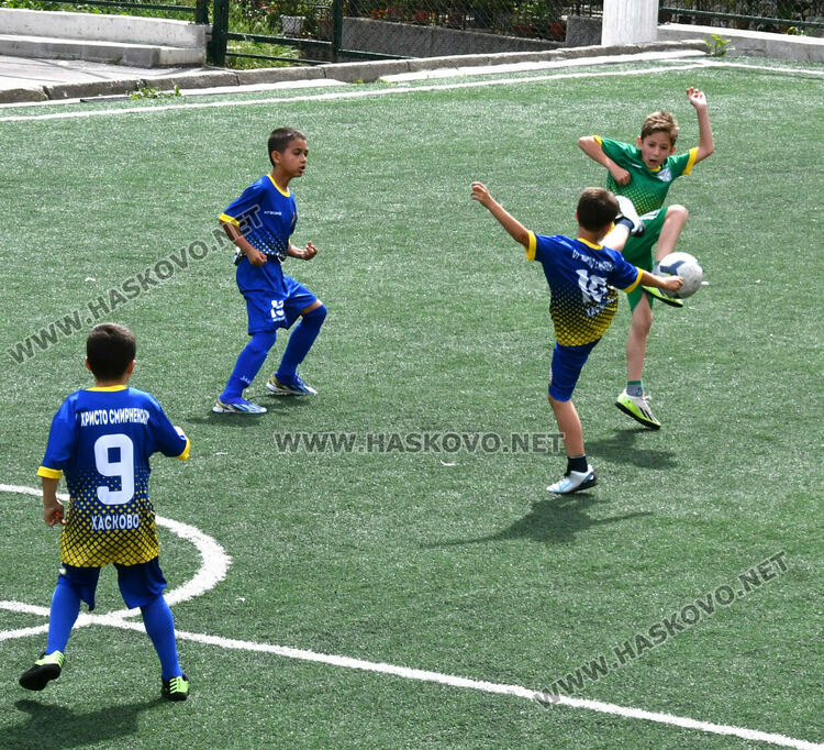 Деца от три училища се включиха във футболен турнир в Хасково