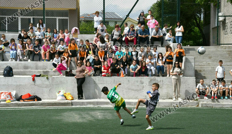 Деца от три училища се включиха във футболен турнир в Хасково