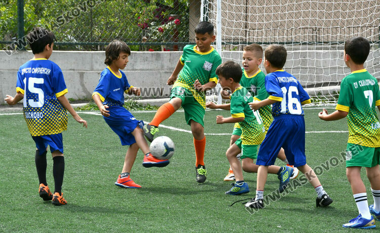 Деца от три училища се включиха във футболен турнир в Хасково