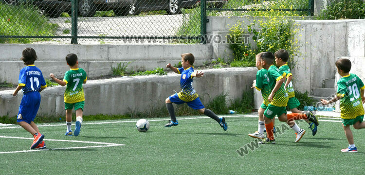 Деца от три училища се включиха във футболен турнир в Хасково