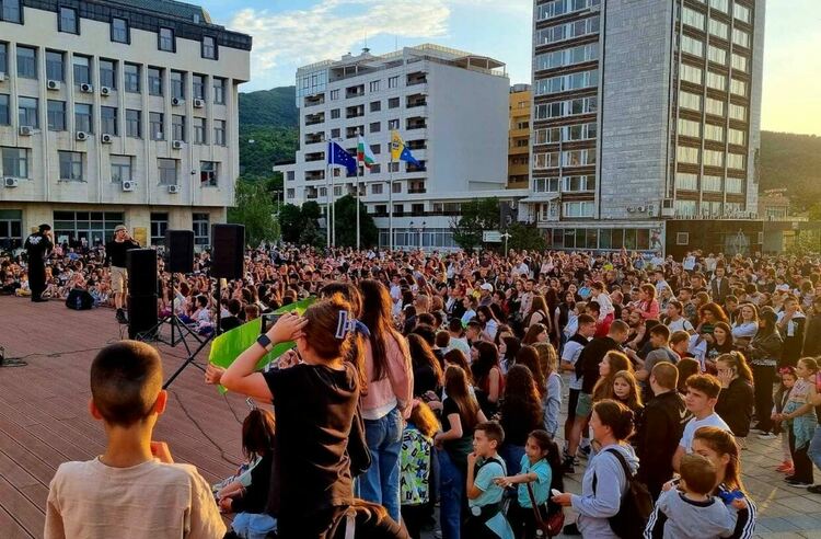 Изложба на Герака и концерт на "Молец" поставиха началото на Майските културни празници