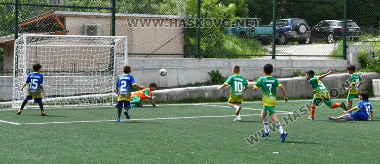 Деца от три училища се включиха във футболен турнир в Хасково