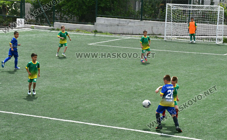 Деца от три училища се включиха във футболен турнир в Хасково
