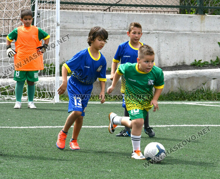 Деца от три училища се включиха във футболен турнир в Хасково