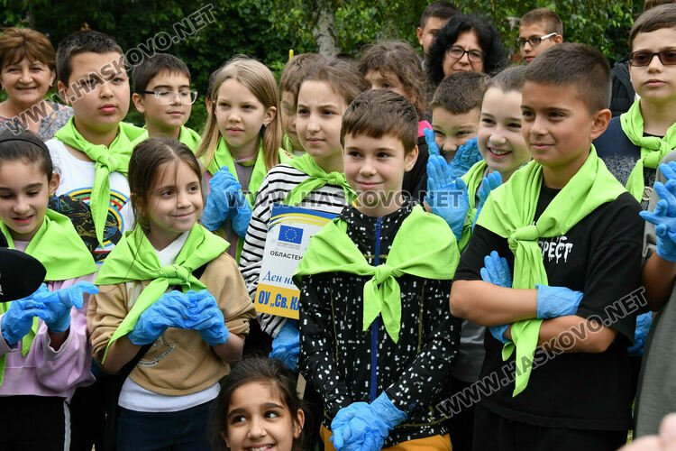 Ученици помогнаха алея „Европа“ в Хасково да стане още красива и по-зелена