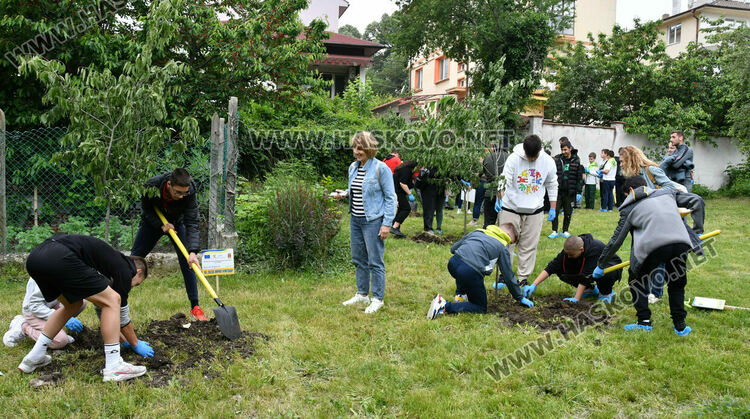 Ученици помогнаха алея „Европа“ в Хасково да стане още красива и по-зелена