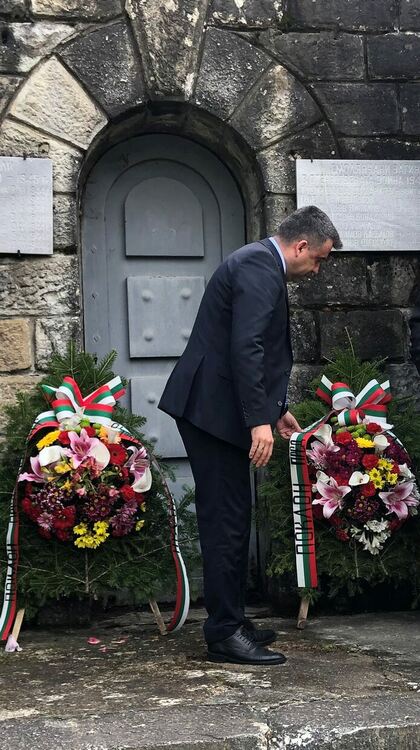 Областният управител Захари Сираков почете паметта на загиналите във войните