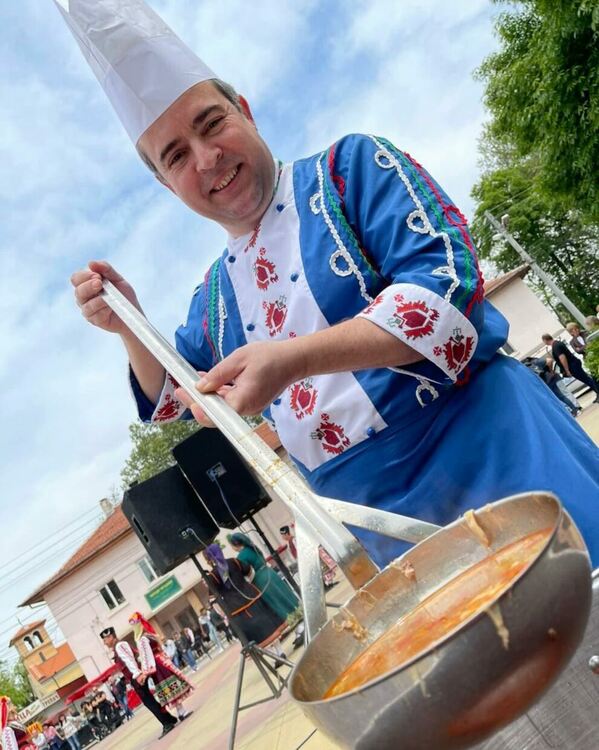 300 порции булгур с пиле готви на старта на „Китна Тракия пее е танцува“ топ кулинарят Иван Звездев