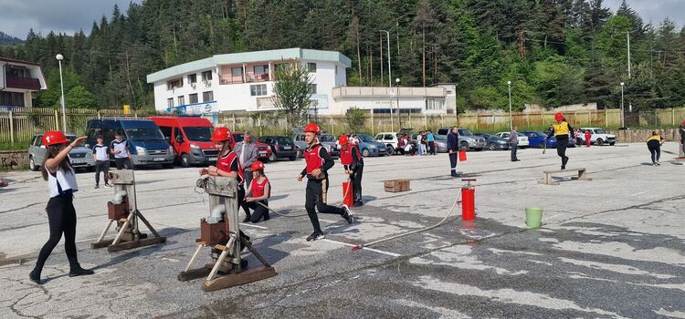 Младежките противопожарни отряди премериха сили в състезанието „Млад огнеоборец“
