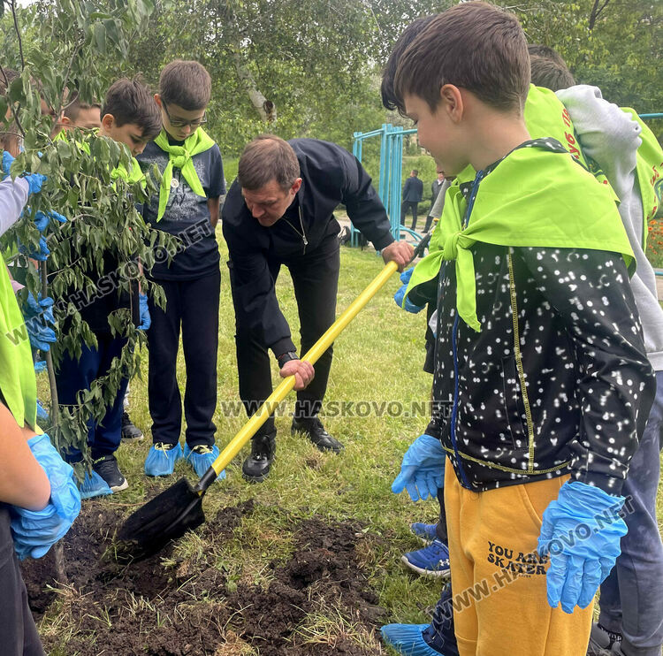 Ученици помогнаха алея „Европа“ в Хасково да стане още красива и по-зелена
