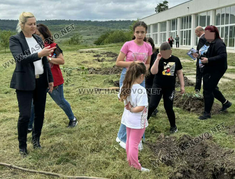 Сирийски и български ученици посадиха дръвчета в бежанския лагер в Харманли