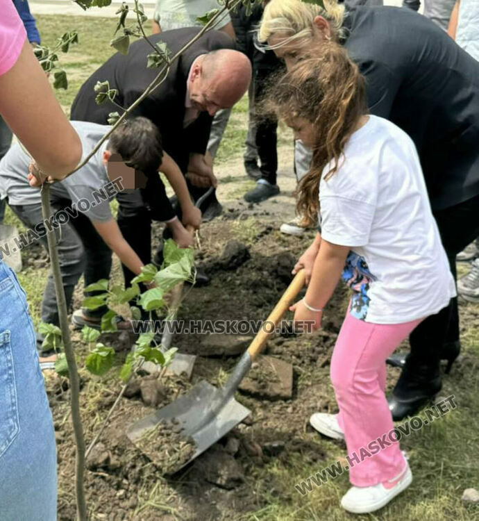 Сирийски и български ученици посадиха дръвчета в бежанския лагер в Харманли