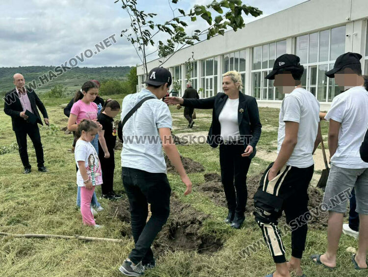 Сирийски и български ученици посадиха дръвчета в бежанския лагер в Харманли