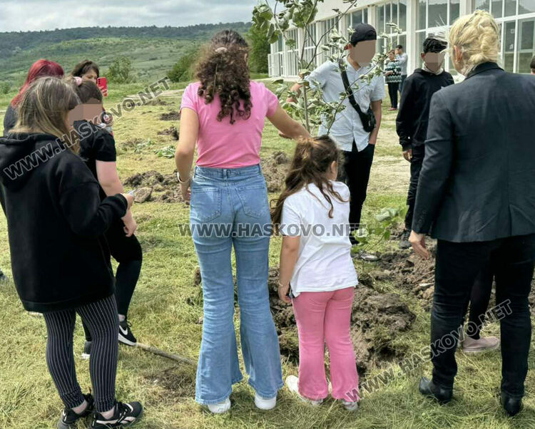 Сирийски и български ученици посадиха дръвчета в бежанския лагер в Харманли
