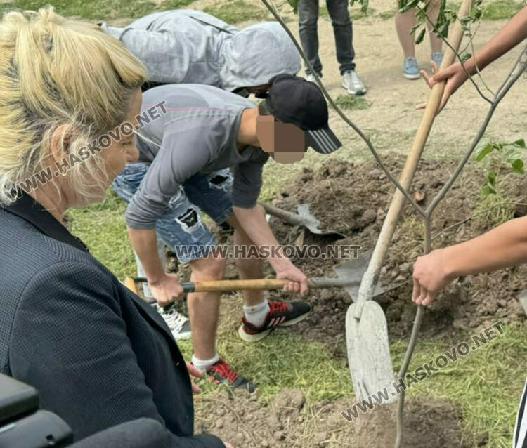 Сирийски и български ученици посадиха дръвчета в бежанския лагер в Харманли