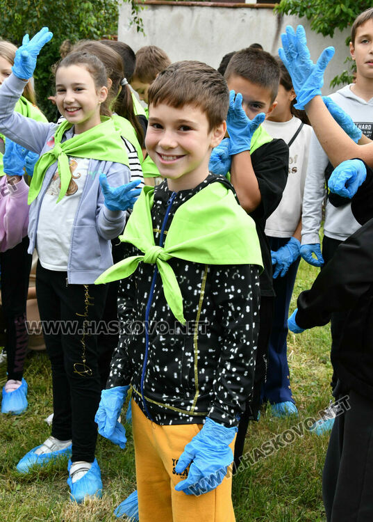 Ученици помогнаха алея „Европа“ в Хасково да стане още красива и по-зелена