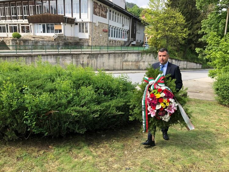 Областният управител Захари Сираков почете паметта на загиналите във войните