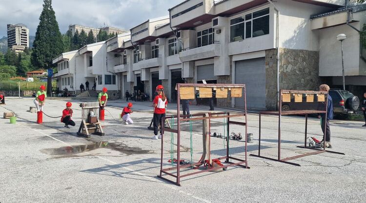 Младежките противопожарни отряди премериха сили в състезанието „Млад огнеоборец“