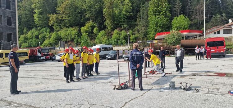 Младежките противопожарни отряди премериха сили в състезанието „Млад огнеоборец“