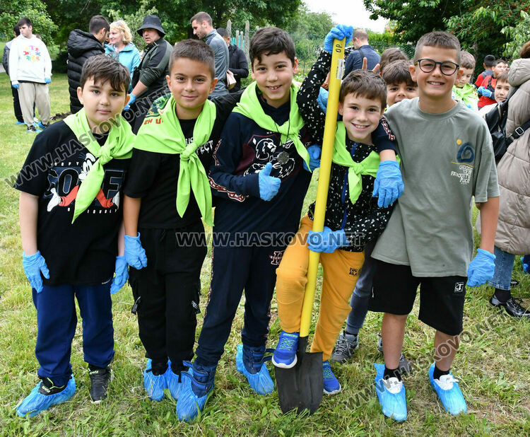 Ученици помогнаха алея „Европа“ в Хасково да стане още красива и по-зелена