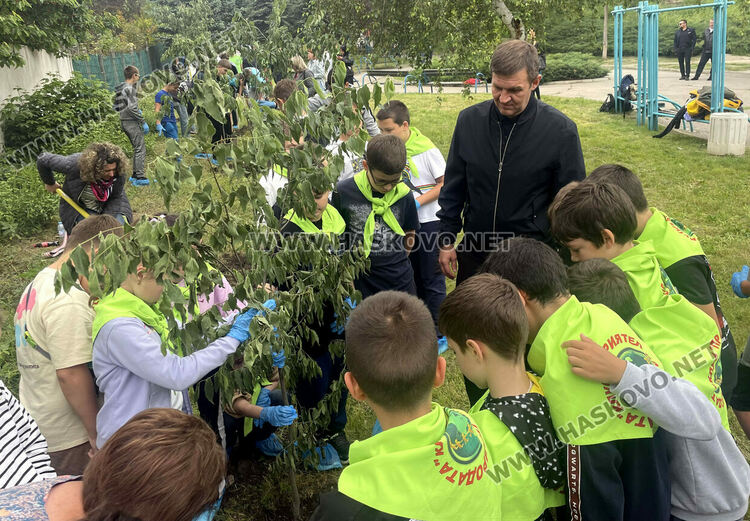 Ученици помогнаха алея „Европа“ в Хасково да стане още красива и по-зелена