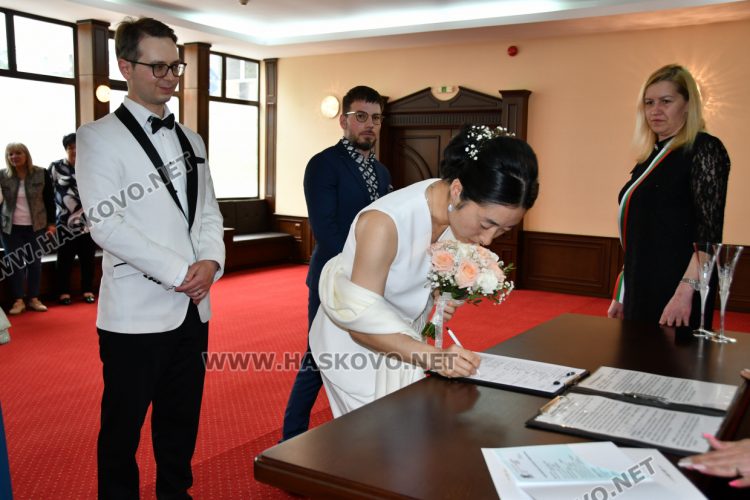 Родени един за друг: Любовта на Румен и Каору премина през три континента, за да ги свърже в заветното „да“ в Хасково